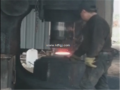 鍛打法蘭生產中 鍛打法蘭生產中